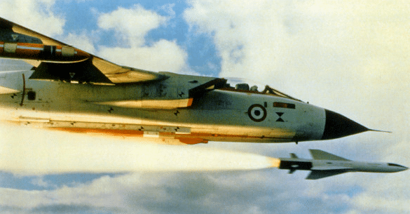 Un TORNADO, qui ripreso con il potente missile antinave KOMORAN. Il TORNADO può imbarcare una vasta gamma di armi per missioni diverse.