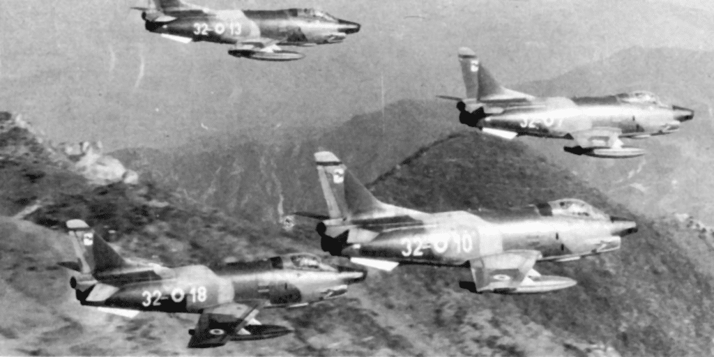 Quattro FIAT G-91 in formazione. Il G-91 è sempre uno degli aerei più impiegati dall'AMI per l'addestramento e l'assalto leggero.