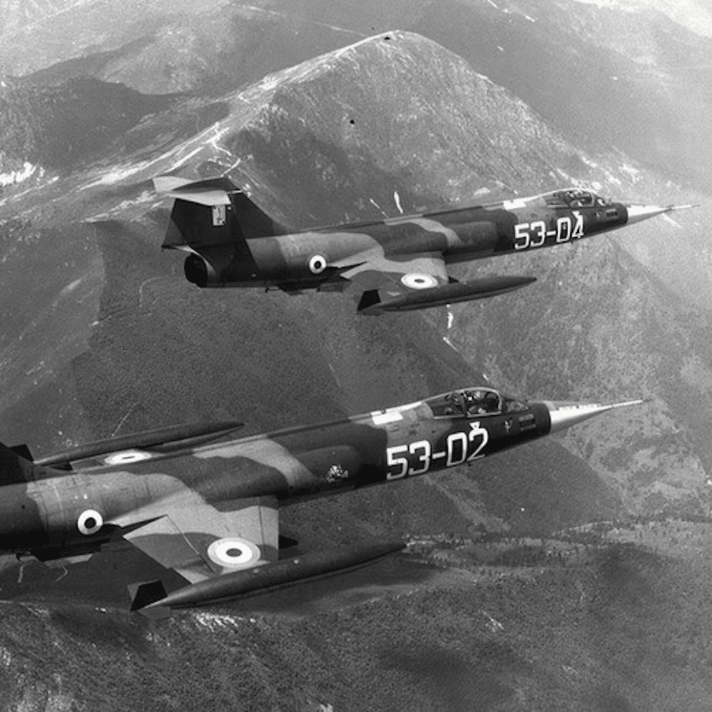 Due F-104S STARFIGHTER: questa versione migliorata del famoso STARFIGHTER ha ancora un ruolo molto importante nell'AMI per la superiorità aerea e la difesa del territorio.