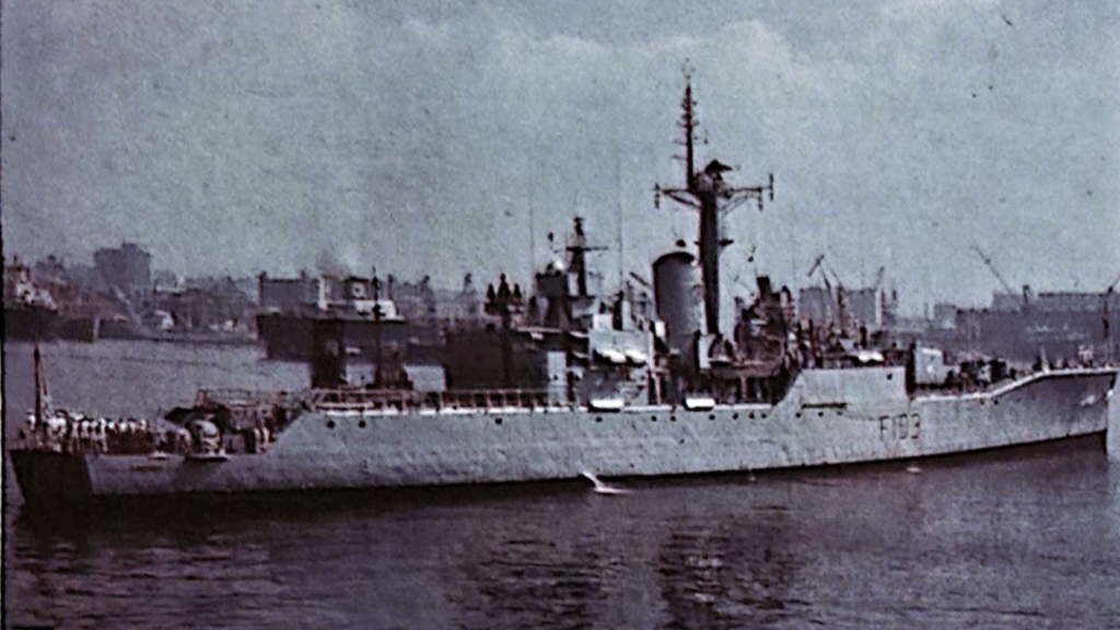 L'HMS LOWESTOFT, un'unità della classe ROTHESDAY (Type 12 modificabile), è armata con missili SEA CAT e un cannone da 114 mm.