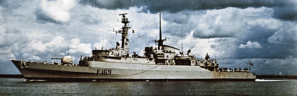 L'HMS AMAZON è la prima unità della classe omonima e imbarca un cannone da 114 mm, quattro lanciamissili EXOCET e un elicottero ASW LYNX.