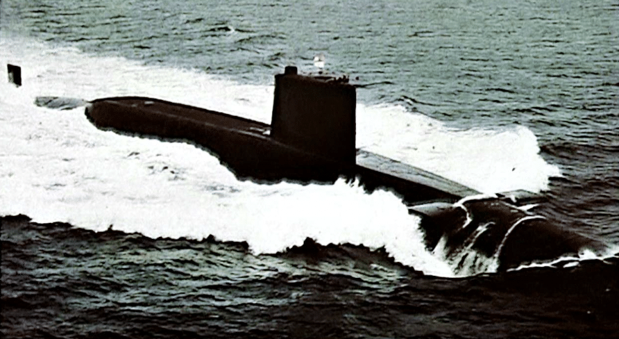 L'HMS RESOLUTION, prima unità della classe SSBN RESOLUTION. Questa classe è composta da quattro sottomarini nucleari con missili balistici. In servizio dal 1967, ha una velocità di 25 nodi in immersione.