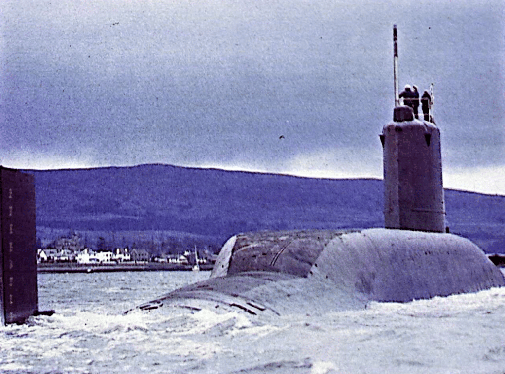 L'HMS RENOWN, anch'esso della classe SSBN RESOLUTION imbarca missili balistici nucleari e ha un equipaggio di 143 uomini.