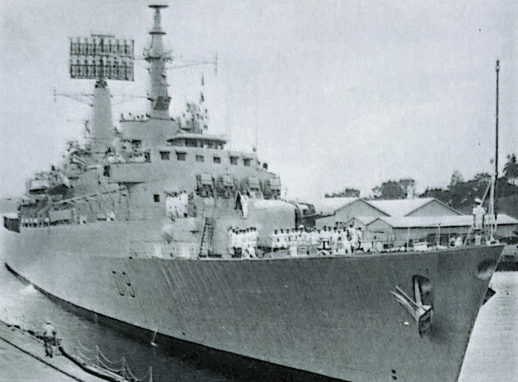 L'HMS GLAMORGAN, unità della classe COUNTY, imbarca un elicottero WESSEX, missili EXOCET e SEA SLUG. Ha un dislocamento di 6.200 t a pieno carico e una velocità massima di 30 nodi.