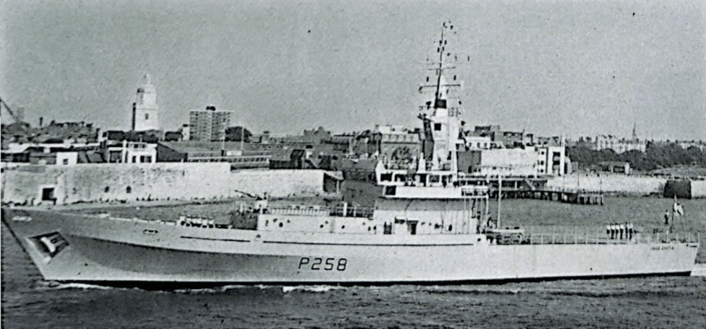 L'HMS LEEDS CASTLE, un pattugliatore costiero della classe CASTLE, imbarca un cannone ed elicotteri LYNX: uno dei suoi compiti è la protezione delle piattaforme petrolifere.