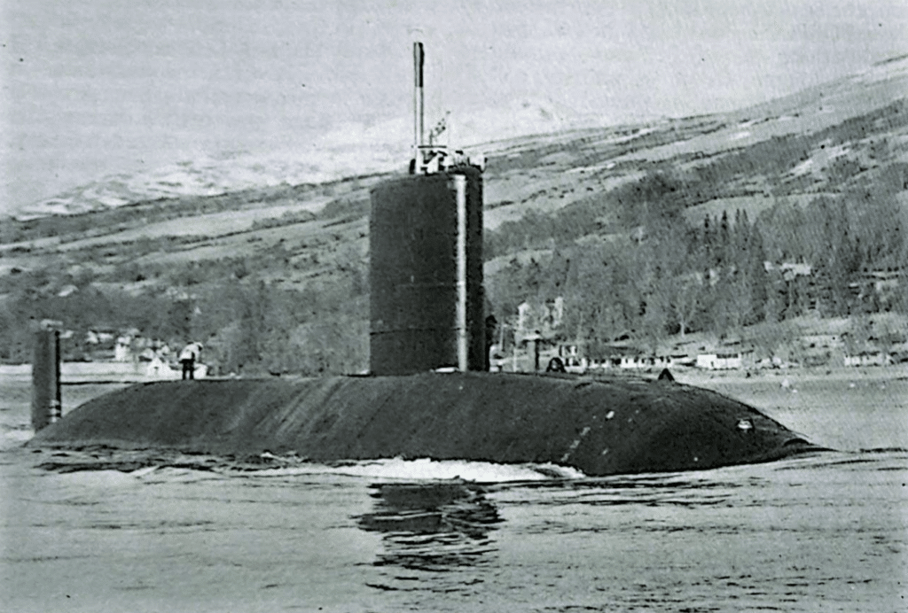 L'HMS SWIFTSURE, prima unità della classe omonima, è un sottomarino d'attacco equipaggiato con un sistema inerziale di navigazione.