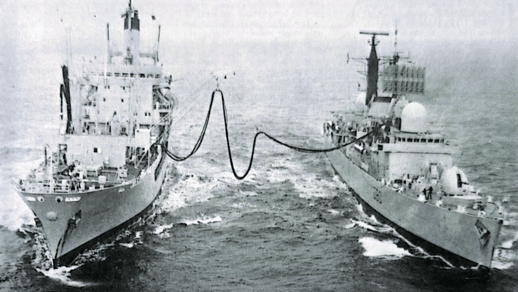 Un compito essenziale in alto mare: la nave cisterna HMS GREEN ROVER rifornisce lo sfortunato HMS SHEFFIELD.