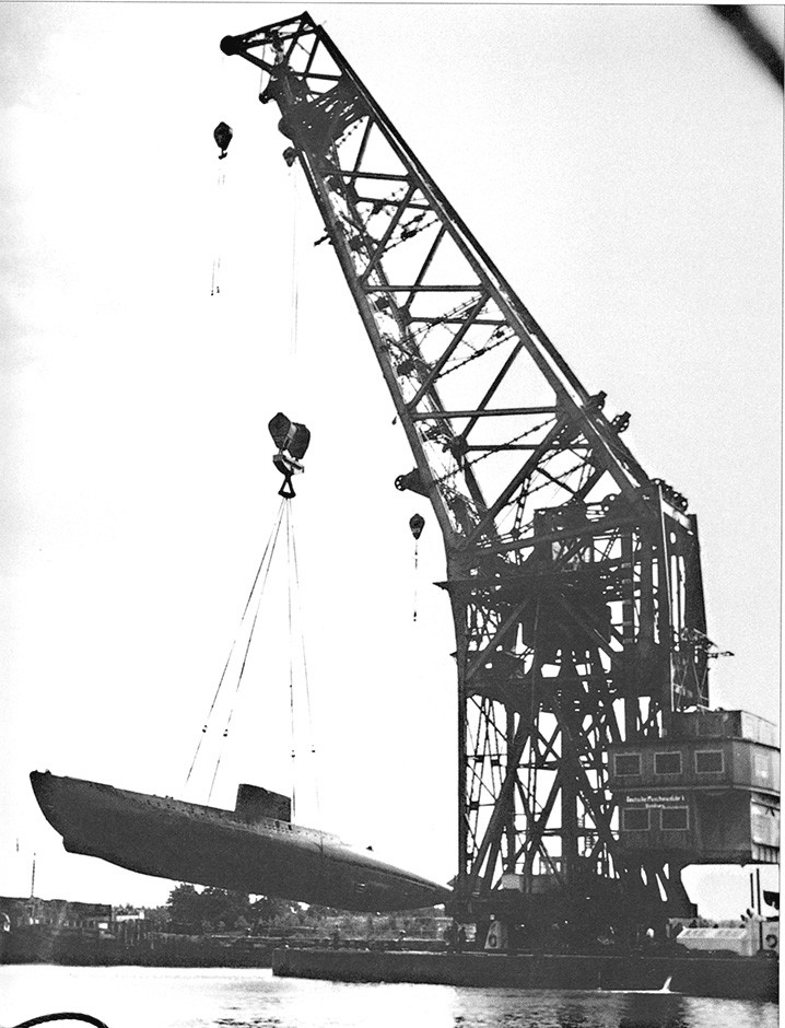 La Langer Heinrich mentre manovra un sottomarino in un porto tedesco.