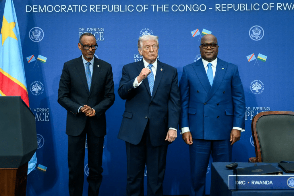 Il presidente USA, Donald Trump a Washington con i suoi omologhi, Paul Kagane (Ruanda) a sinistra e Felix Tshisekedi (Congo-K) durante la firma dell’accordo di pace.