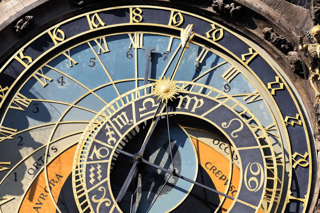 Dettaglio dell'orologio astronomico di Praga che simboleggia lo stretto legame tra gli astri ed il concetto di misura del tempo.