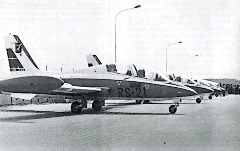 In parcheggio: aerogetti d'addestramento MB 339 usati per l'addestramento avanzato dei giovani piloti dell'AMI. Hanno anche capacità di assalto leggero.