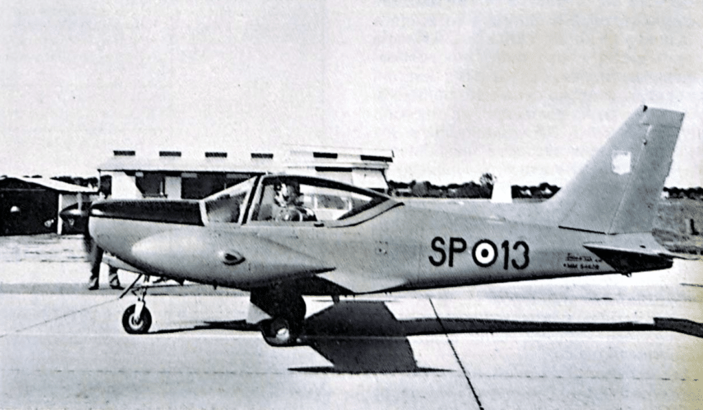Un grande successo italiano: il rinomato e molto usato aereo d'assalto a turboprob SF-260 di una formazione dell'AMI.
