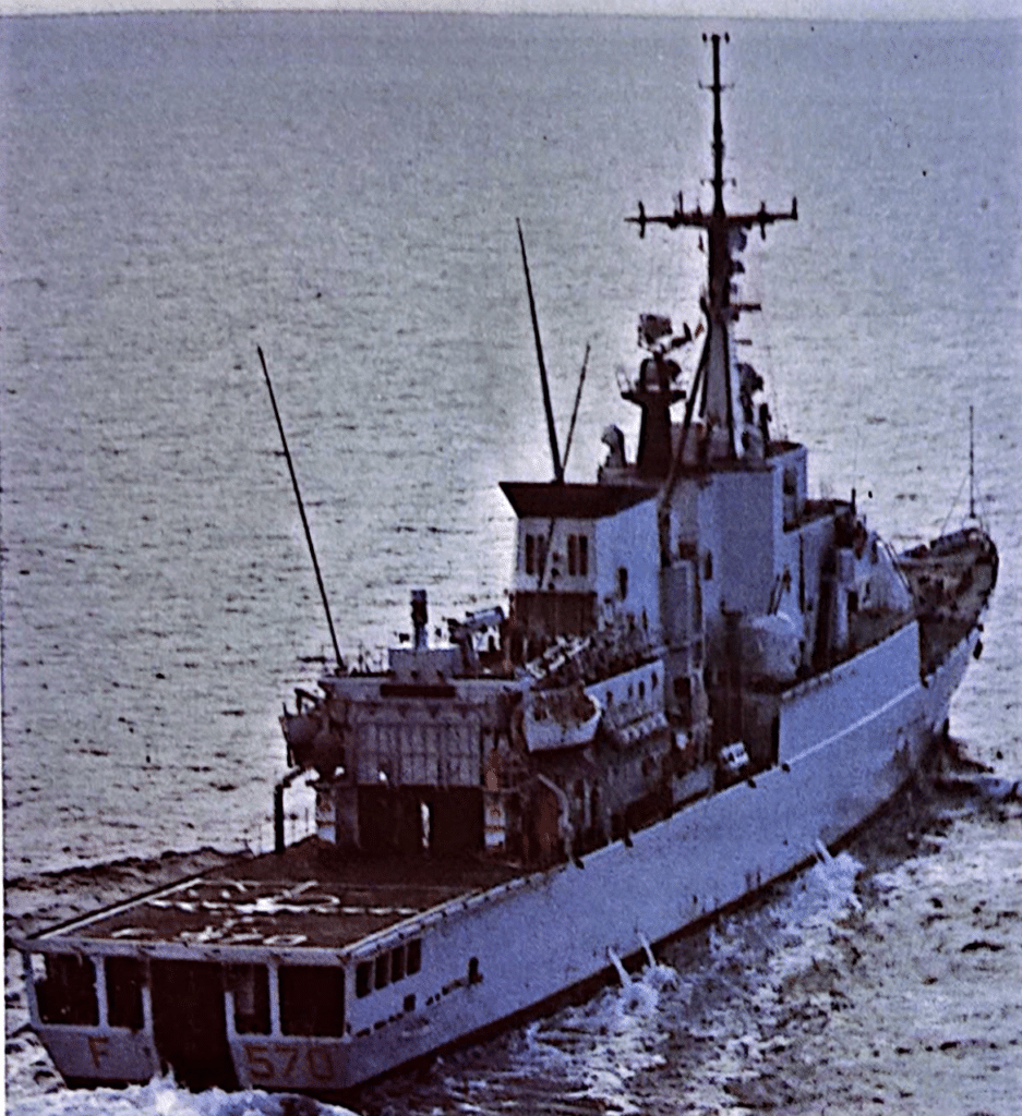 La F 570 MAESTRALE in acostata con il pezzo da 127/54 mm pronto a far fuoco su bersaglio a dritta.