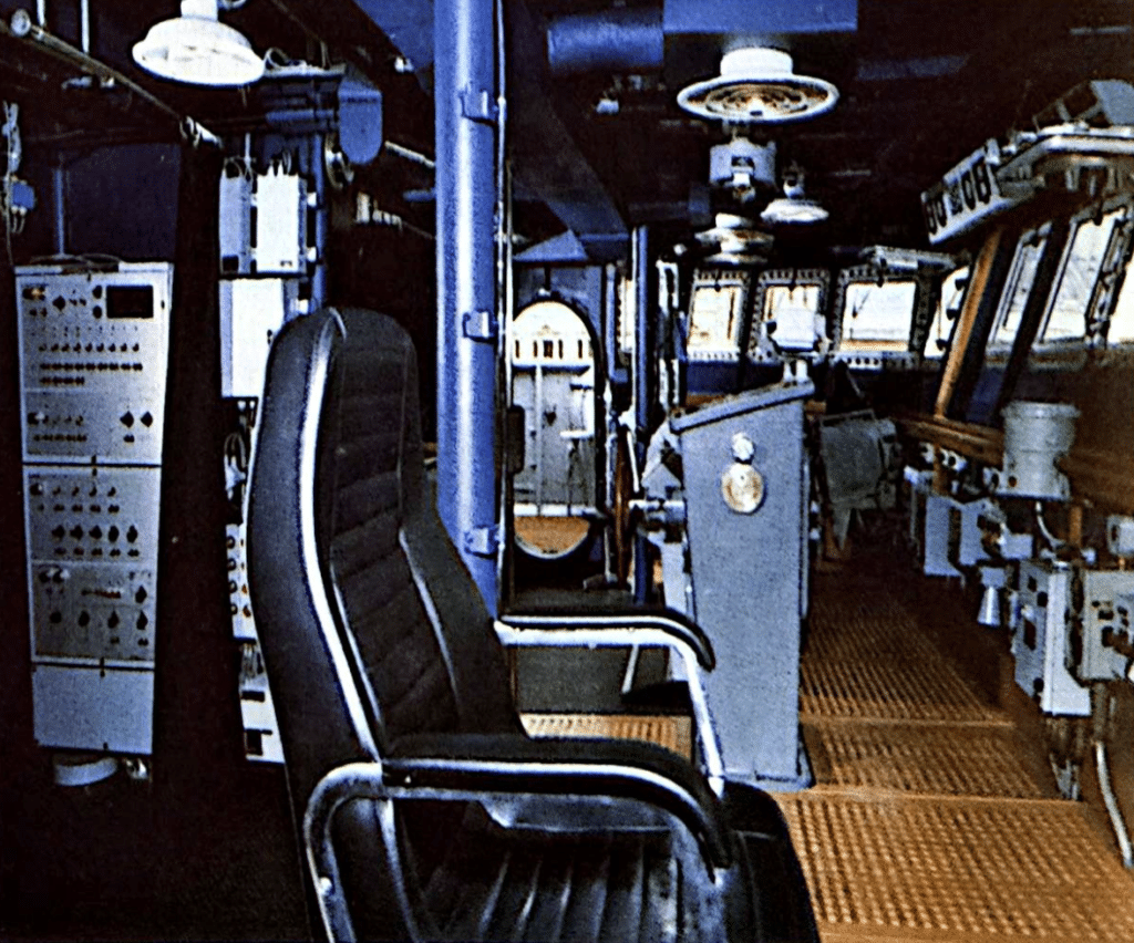 Una veduta interessante del ponte della MAESTRALE che dà una buona idea delle dimensioni, con in primo piano la poltrona del comandante.