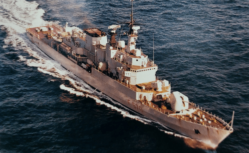 La F 570 MAESTRALE durante la navigazione.