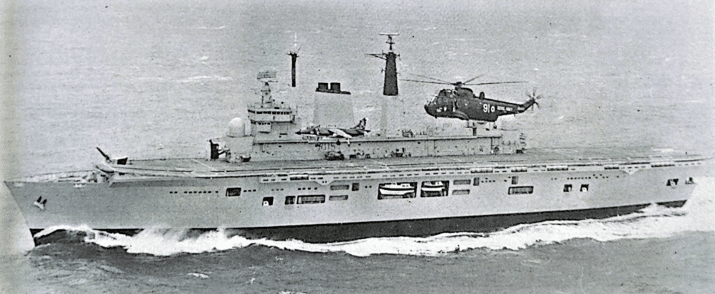 L'HMS INVINCIBLE, prima unità do una nuova classe di portaerei antisom, in rotta per Portsmouth, dove è entrata in servizio nel 1980. Sulla sinistra si vede un elicottero ASW SEA KING.