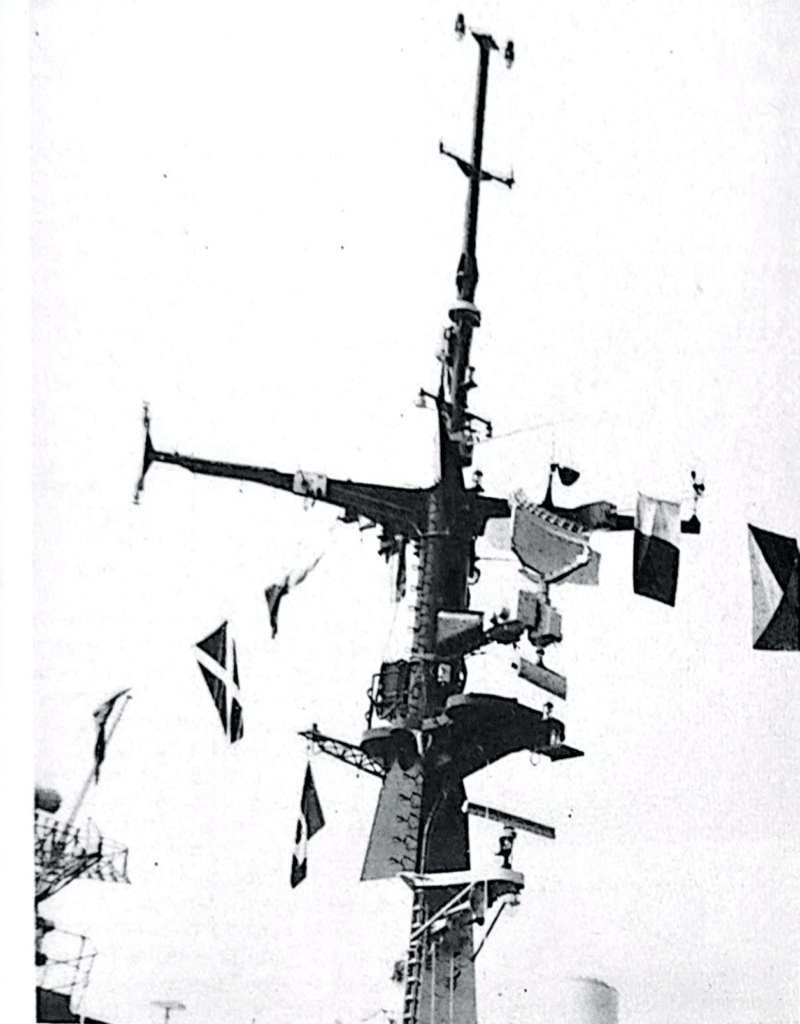 La mancanza di antenne e di sistemi optronici sulla F 571 GRECALE alla data del 3 luglio 1983 è evidenziata in questa foto.