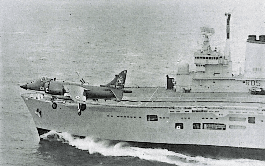 Un SEA HARRIER sorvola l'HMS INVINCIBLE. Questo V/STOL si adatta perfettamente a questa unità da 16.000 tonnellate.