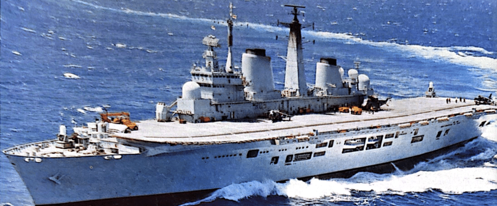L'HMS INVINCIBLE presenta un profilo estremamente affinato. Ha un equipaggio di 1.000 uomini tra ufficiali e marinai ed è la nave più grande ad essere stata costruita per la RN negli anni '50.