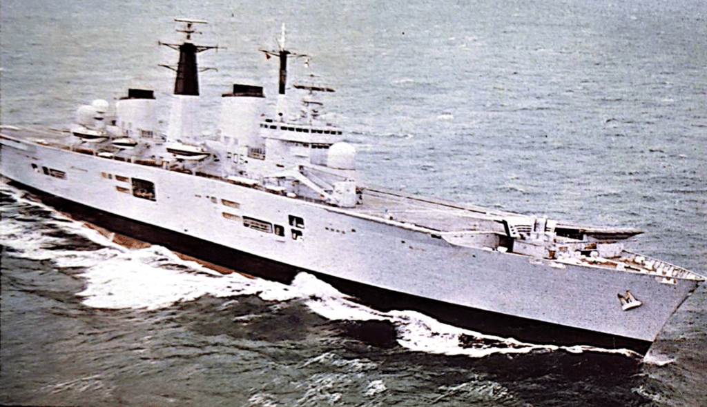 Un'altra immagine della HMS INVINCIBLE in navigazione.
