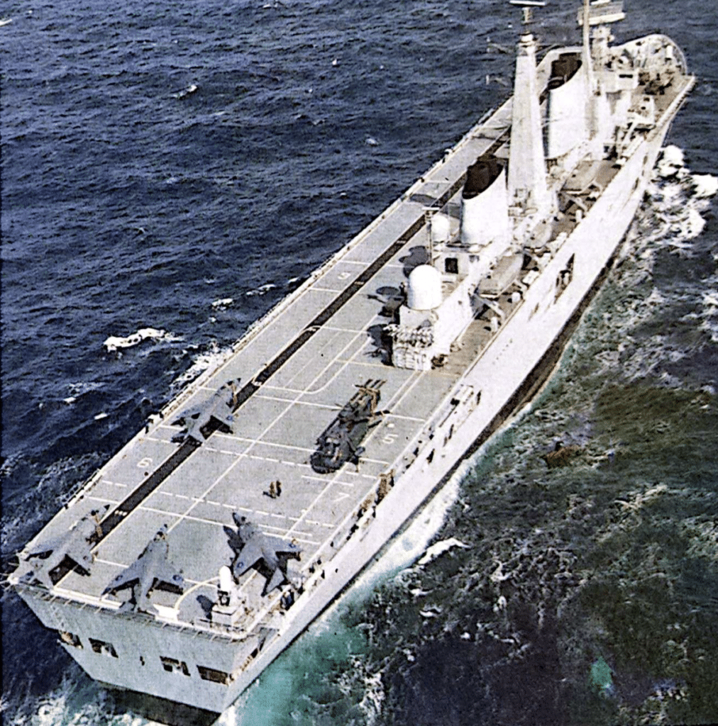 Vista di poppa della HMS ILLUSTRIOUS, ripresa dirante la navigazione.