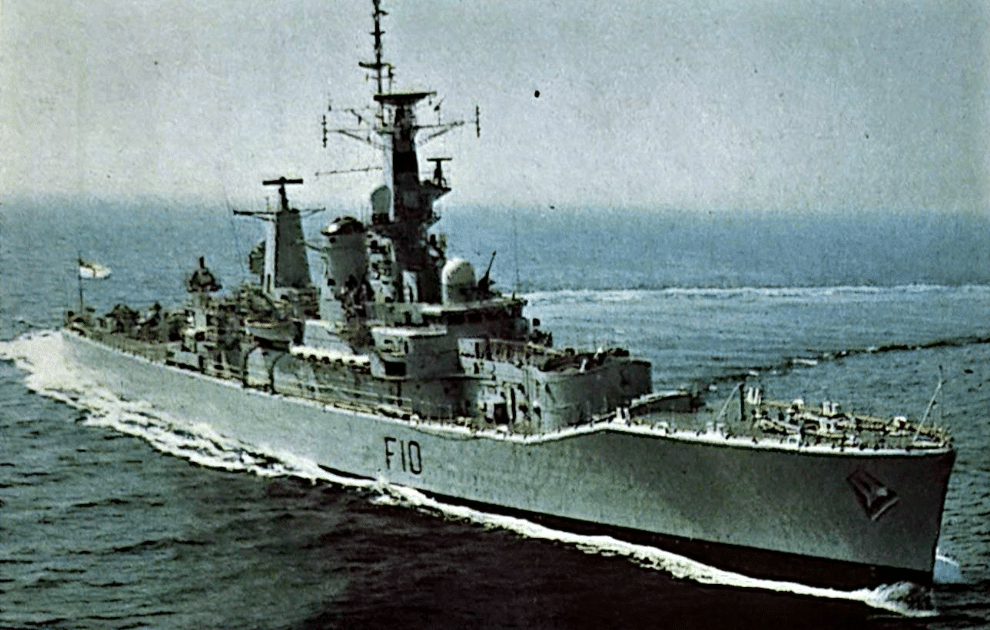 Una bella veduta dell'HMS BROADSWORD. Prima unità della classe di fregate Type 22. Imbarca missili EXOCET e SEA WOLF e un elicottero ASW LYNX. Ha un dislocamento di 4.000 tonnellate a pieno carico.