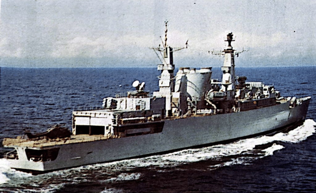 L'HMS AURORA. Una fregata della classe LEANDER, fa parte del gruppo che imbarca armi IKARA ed è in servizio dal 1964.