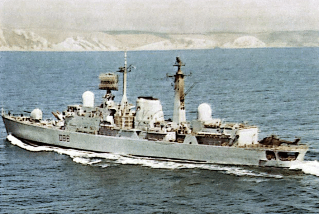 L'HMS GLASGOW, della classe SHEFFIELD, ha un dislocamento di 4.100 tonnellate a pieno carico. Imbarca un elicottero ASW LYNX e missili SEA DART.