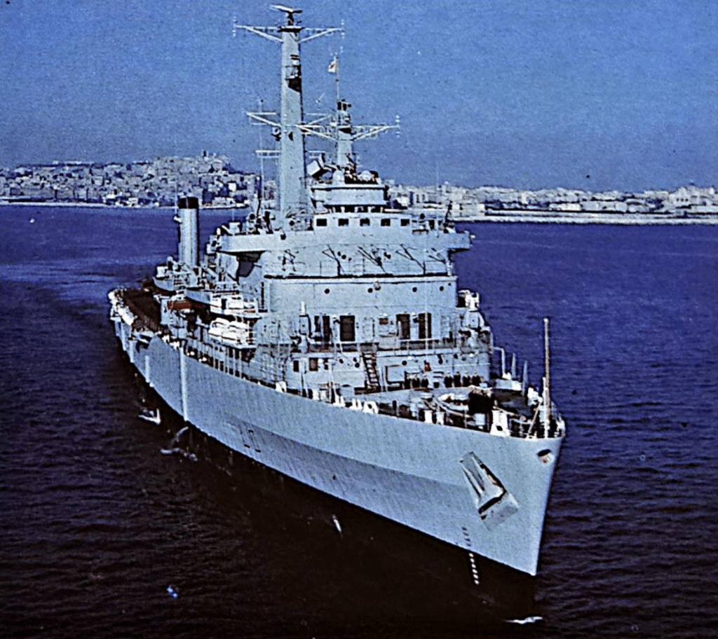 L'HMS FEARLESS, una "vecchia" nave d'assalto, imbarca elicotteri WESSEX per il trasporto di commando e unità da sbarco.