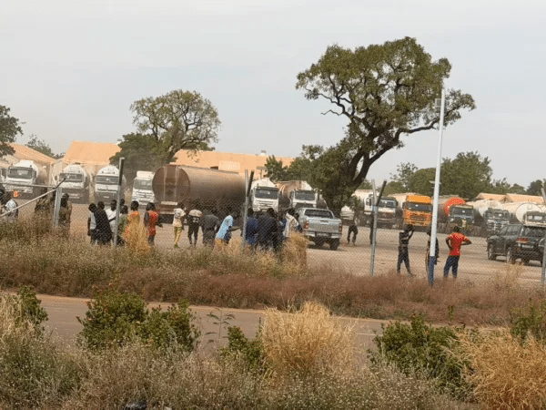 Niamey – Bamako: arrivano le autocisterne per mitigare la carenza di carburante.