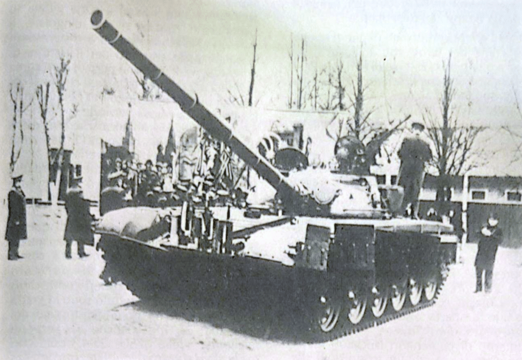 Un carro armato pesante T-72. La sua forma s'è evoluta nel T-80. I T-64, T-72 e T-80 costituiscono ora circa la metà dei carri armati pesanti sovietici dislocati nel teatro europeo.