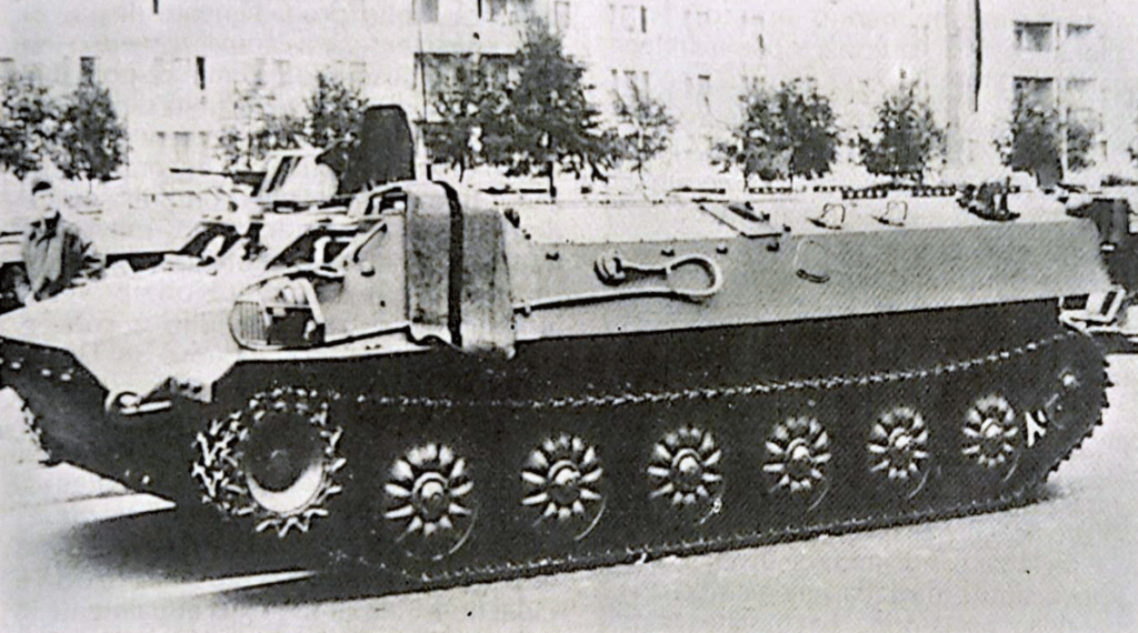 Un veicolo cingolato multiuso MT-LB capace di trasportare 11 uomini con un equipaggio di due. Il veicolo lanciatore mobile per SA 13 è derivato dall'MT-LB.