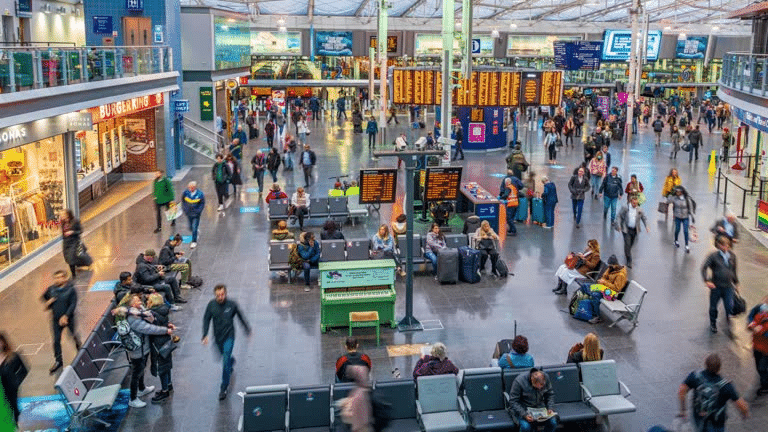 Passeggeri in arrivo ed in partenza in aeroporto.
