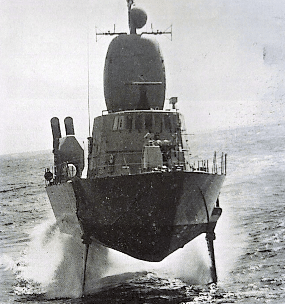 Questa veduta frontale dell'aliscafo SHIMRIT dà una buona idea della forma dello scafo, che è costruito in alluminio saldato.