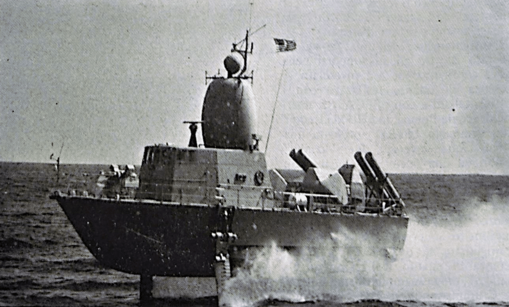 L'aliscafo a grande velocità SHIMRIT, quando è "in volo" ha una velocità massima di 50 nodi. Il suo motore principale, un turbogas Allison 501 KT, è completato da due diesel da 100 HP e due turbogas Pratt & Whitney ST 6 per gli impianti ausiliari.