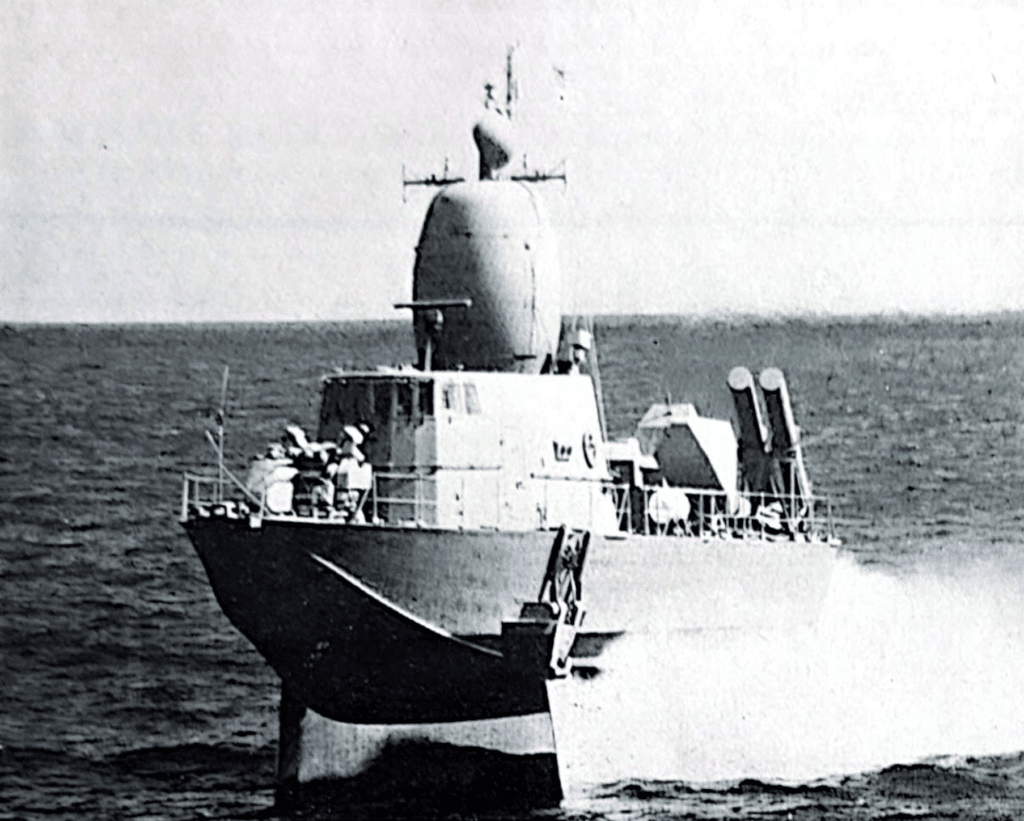 Una veduta laterale dello SHIMRIT; il cannone binato da 30 mm a prua può impegnare bersagli secondari od elicotteri.