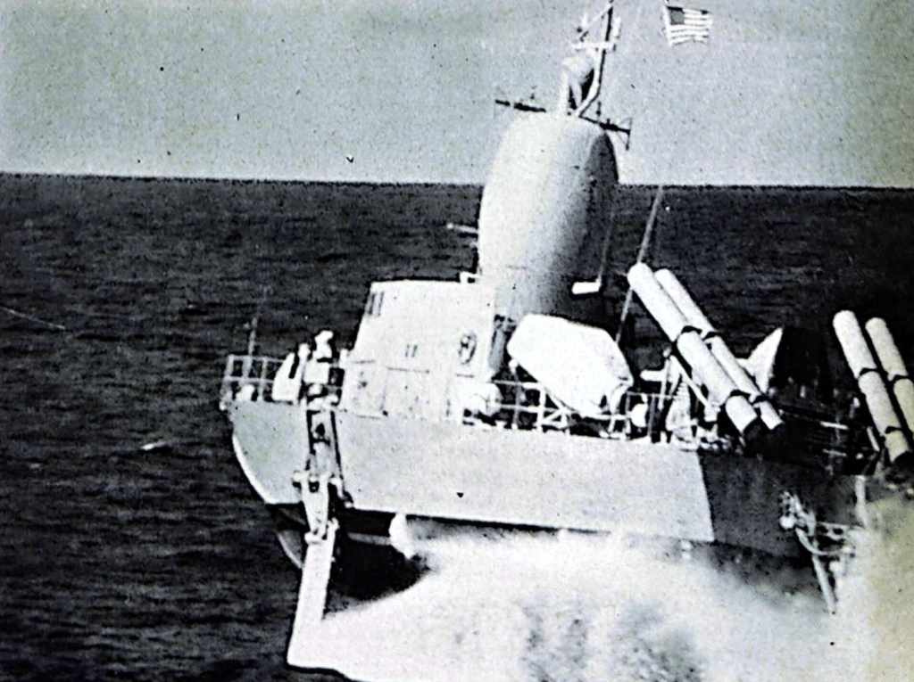 I due missili GABRIEL ed i quattro missili HARPOON mare-mare sono ben visibili in questa veduta posteriore dell'aliscafo.