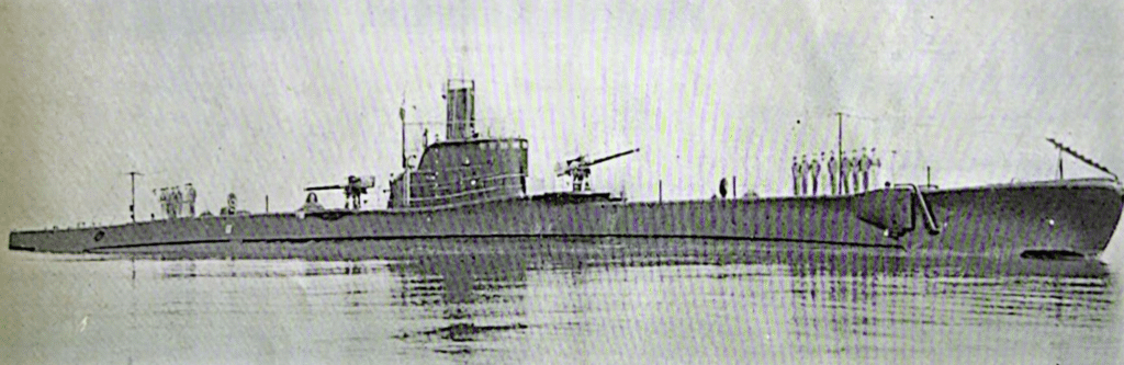 Il MARCELLO, ripreso in alto mare. Notare i suoi cannoni anteriori e posteriori. Questa foto è stata scattata il 16/03/1938.