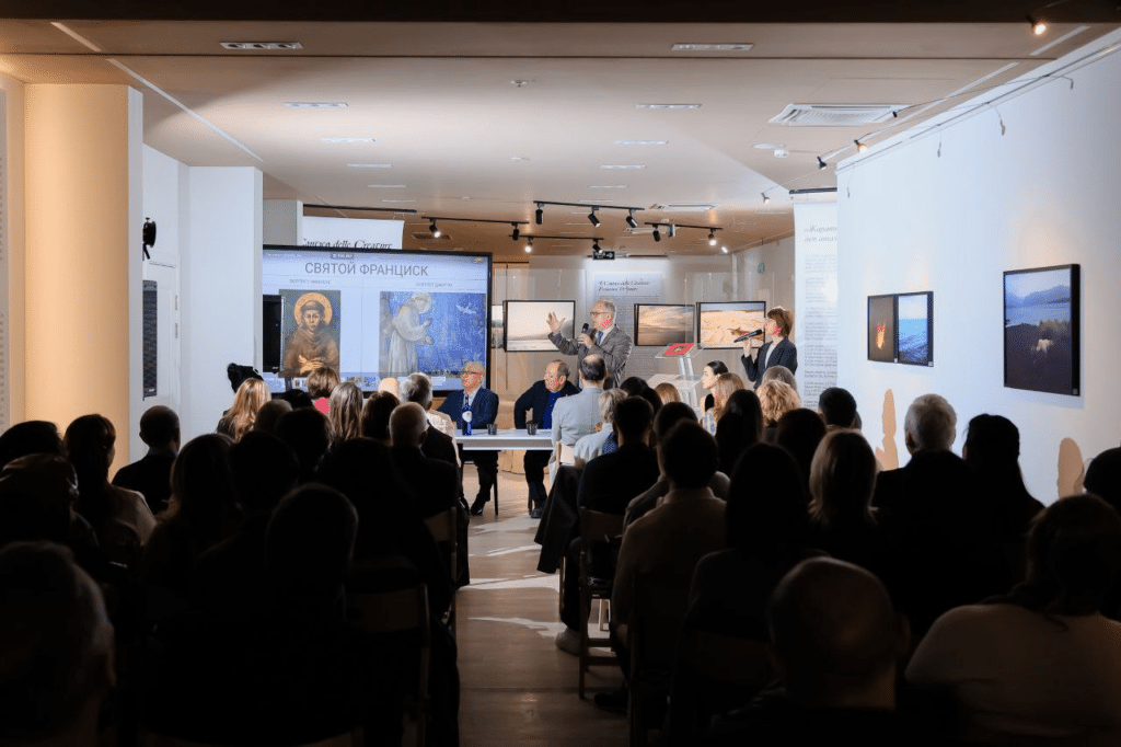 Un momento dell'incontro, in cui campeggiano immagini di San Francesco.
