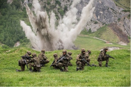 Mil al coperto da un'esplosione (Inf RS12) (© Mediathek VBS)