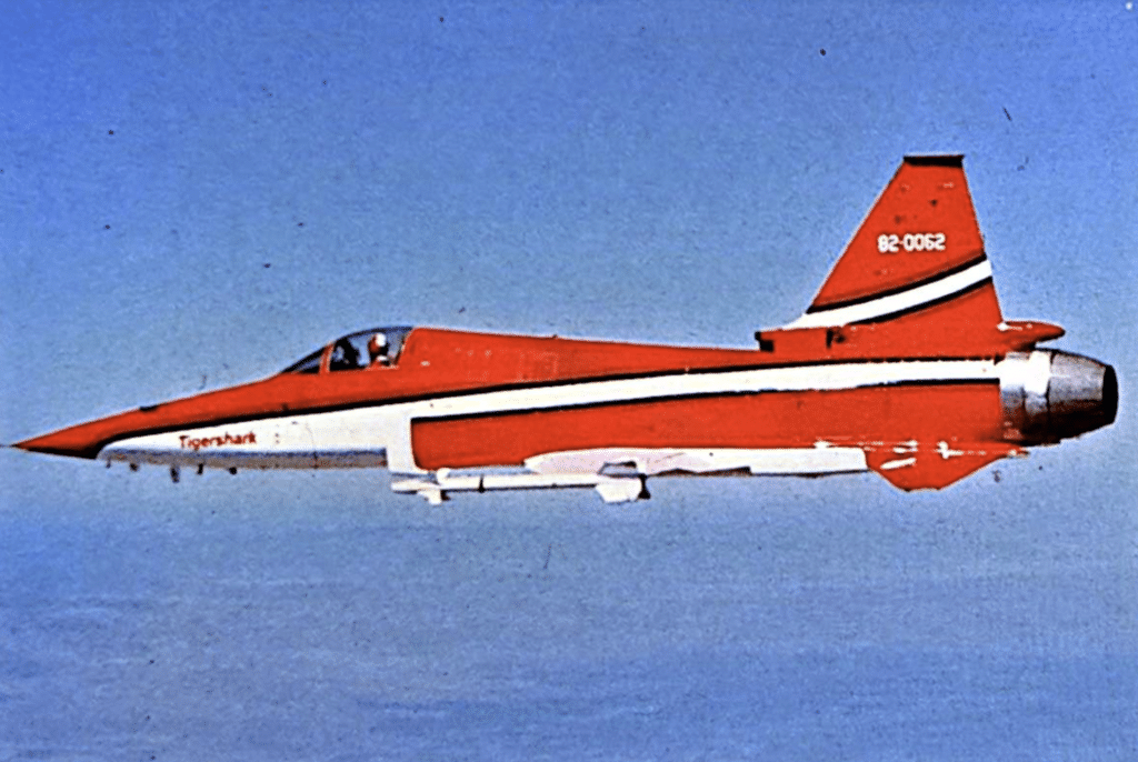 Il prototipo del TIGERSHARK sorvola un territorio montagnoso. Notare i missili aria-aria SIDEWINDER.