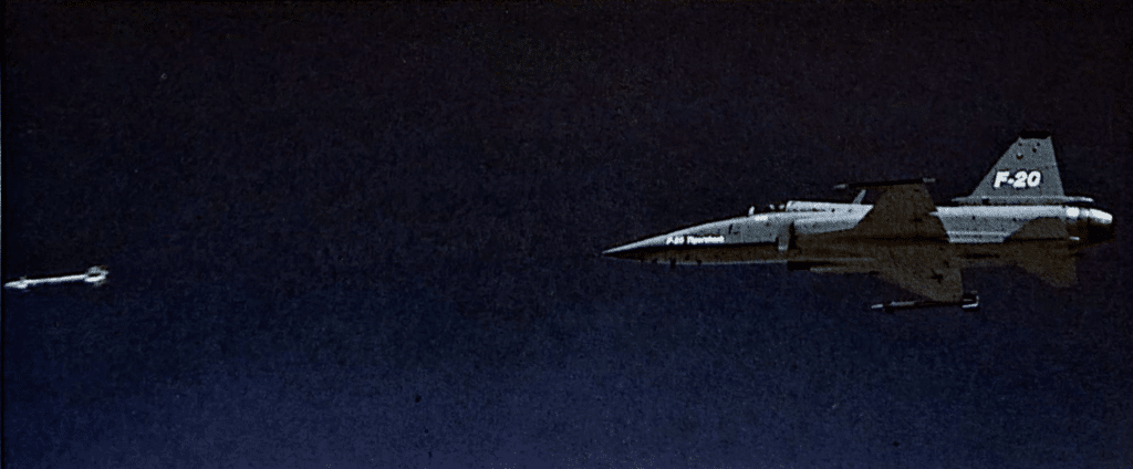 In questa sequenza il TIGERSHARK lancia uno dei suoi sistemi d'arma principali, il missile aria-aria SIDEWINDER.