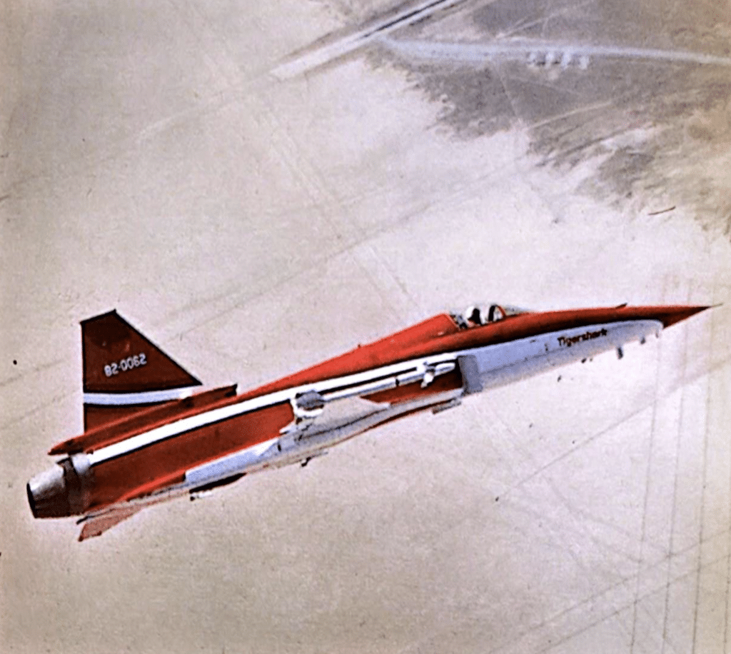 La capacità aria-superficie del TIGERSHARK è assai potente - qui è ripreso mentre lancia razzi da 68mm da un contenitore sub-alare durante una dimostrazione.