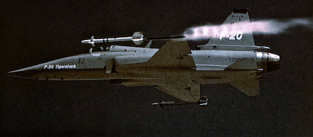 La fase iniziale del lancio del missile SIDEWINDER da parte del TIGERSHARK.