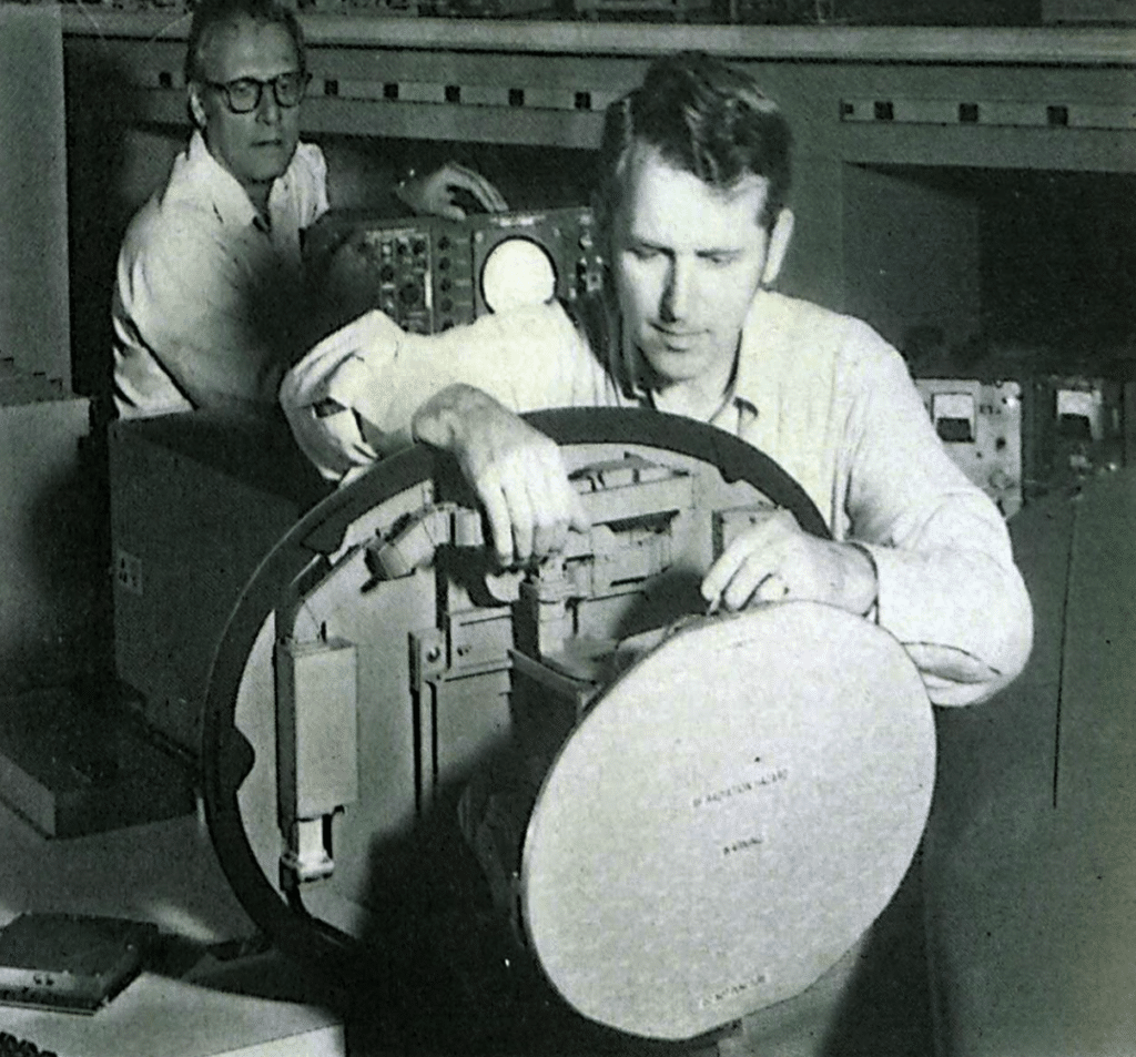 I tecnici della Aircraft Equipment Division della General Electric a Utica, New York, mentre stanno montando un radar multimodale GE sul TIGERSHARK. Esso ha una capacità aria-aria e aria-superficie.