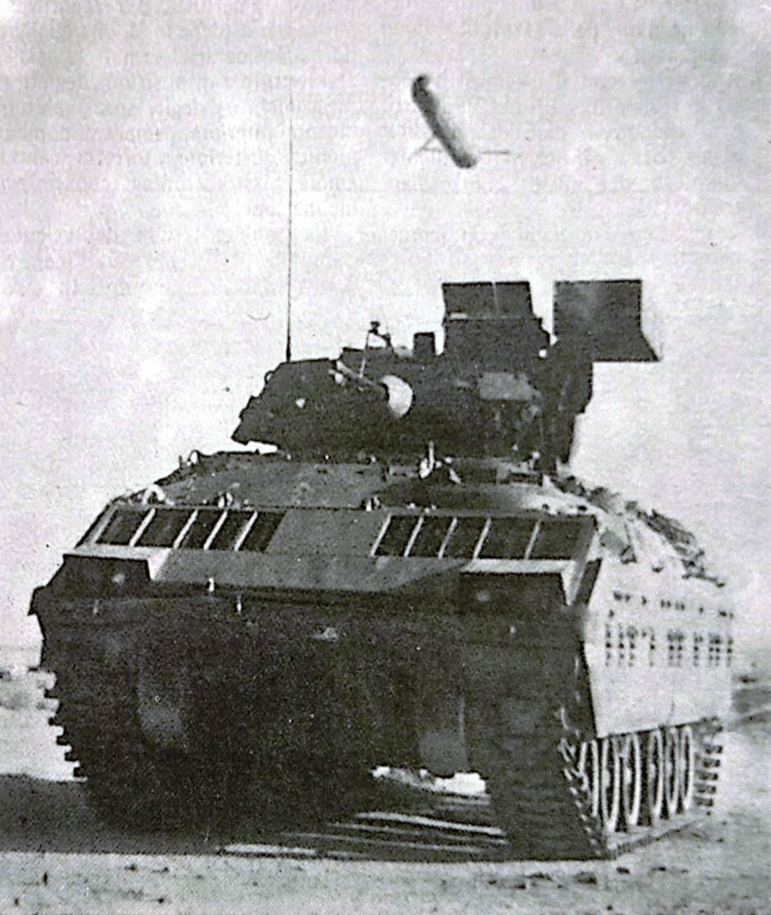 L'M 2 BRADLEY lancia un missile TOW. Ciò dà all'IFV la possibilità di un potente colpo controcarro.