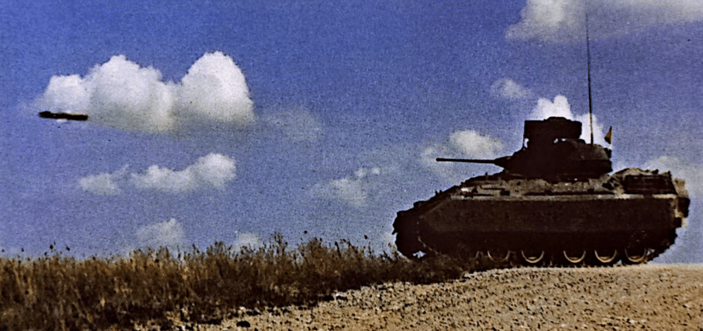 Il lanciatore TOW dell'M 2 BRADLEY tira un missile: l'armamento di torretta consiste in un 25 mm CHAIN GUN ed una 7.65 mm mitragliatrice.