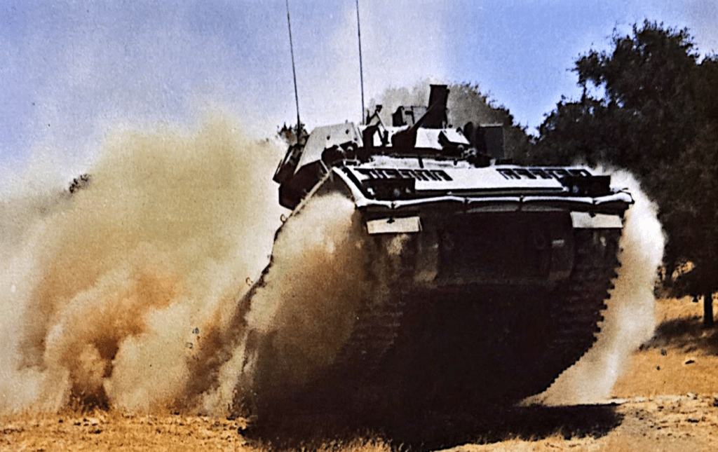 L'M 2 BRADLEY corre su un terreno difficile: è potenziato da un CUmmins diesel sviluppante 506 HP a 2.600 r.p.m.