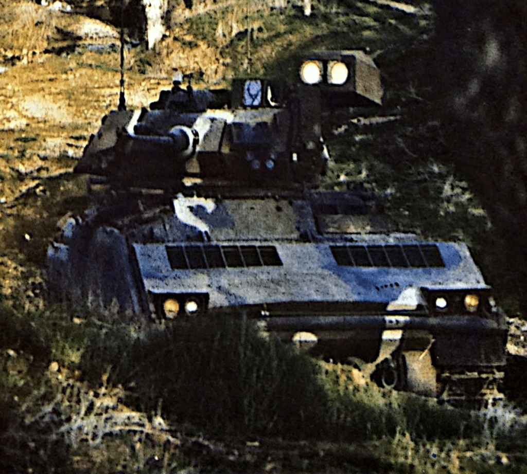 L'M 2 BRADLEY con lo "scafo giù" in una posizione d'agguato nel suo ambiente naturale.