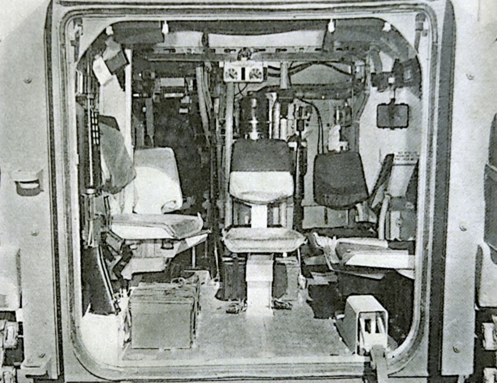 L'interno del vano di combattimento nell'M 2 BRADLEY: i sedili degli uomini sono abbastanza imbottiti e comodi. Fucili M-76A 1 si trovano sul lato sinistro.